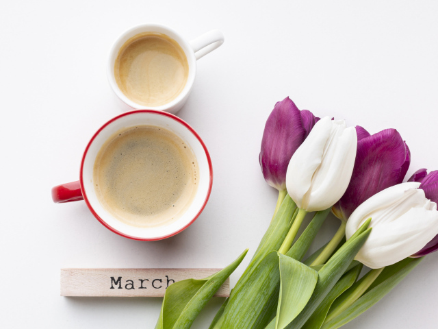 Кофе и букет тюльпанов на международный женский день