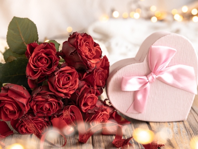 Коробка в форме сердца и букет роз для девушки на 8 марта