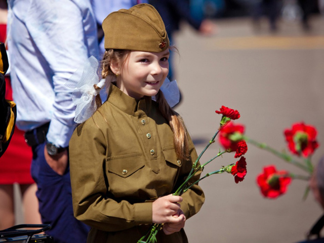 Маленькая девочка с гвоздиками на День победы 9  мая