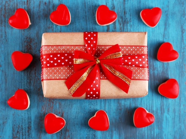 Большой подарок с сердечками на День Святого Валентина
