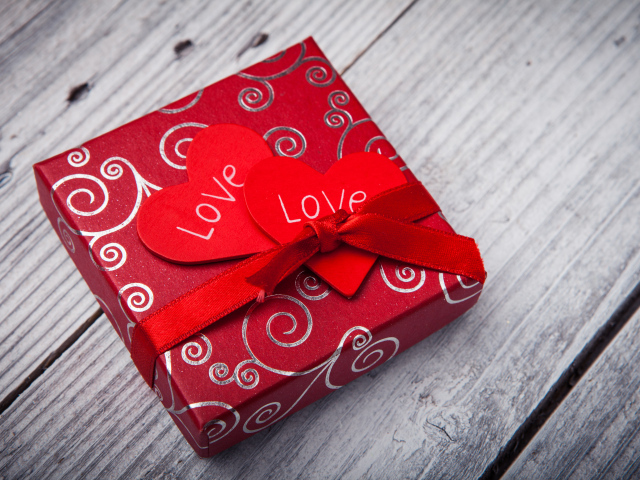 Большой красный подарок с сердечками на День влюбленных