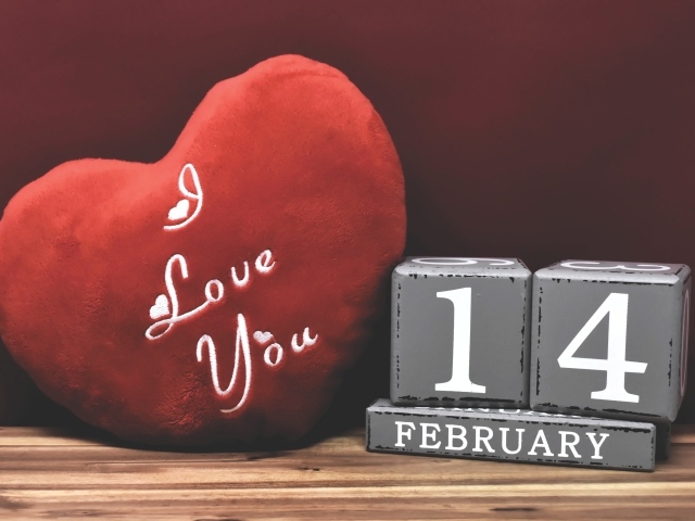 Большое красное сердце и кубики на 14 февраля