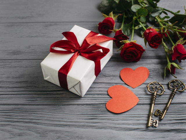 Подарок, букет роз и ключи для любимой на День Святого Валентина