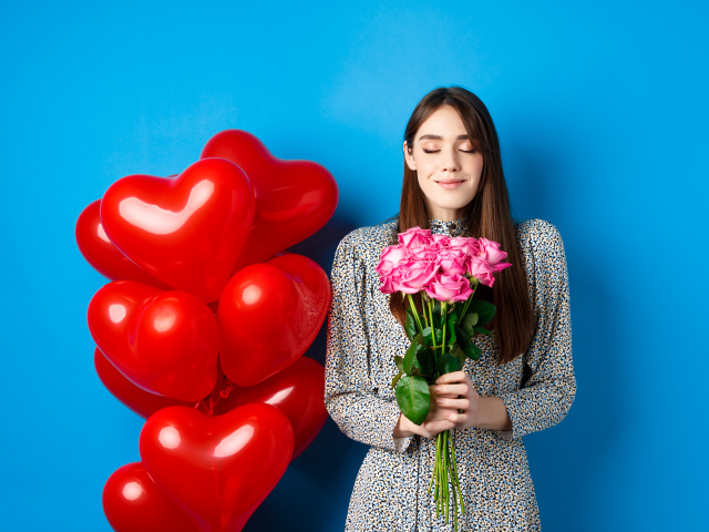 Девушка с букетом роз и воздушными шарами на день Влюбленных