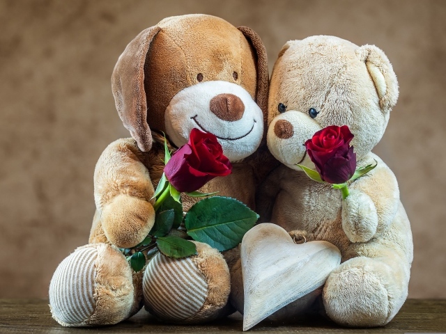 Две плюшевых игрушки с розами в подарок на День Святого Валентина