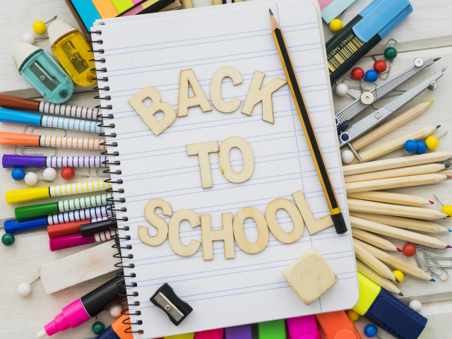 Канцелярские предметы с блокнотом и надписью 