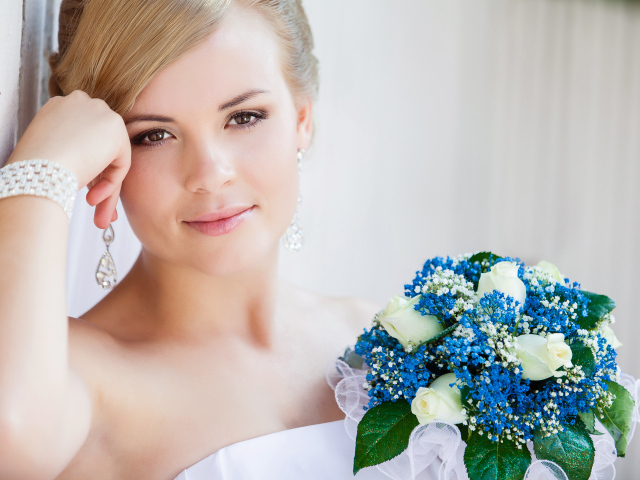 Красивая девушка невеста с голубым букетом