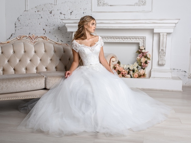 Девушка невеста в пышном белом платье