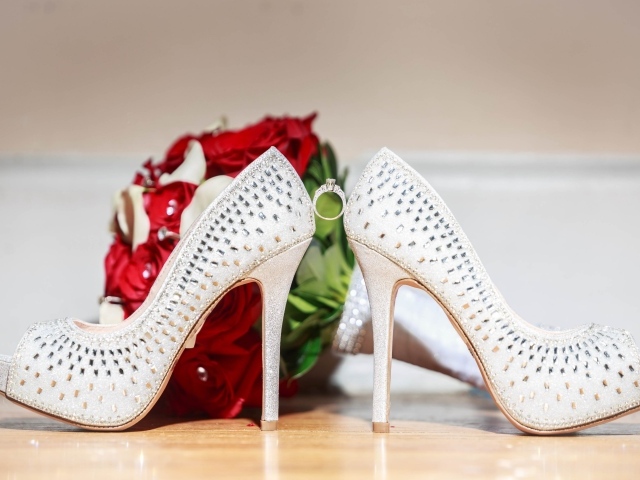 Белые туфли невесты и букет