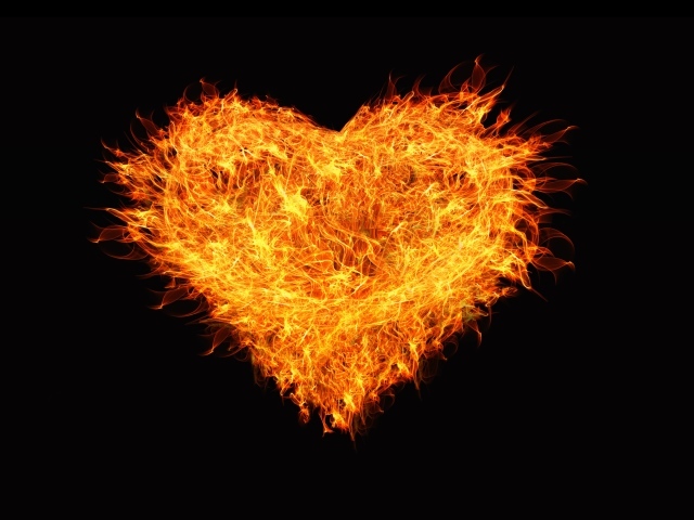 Большое огненное сердце на черном фоне
