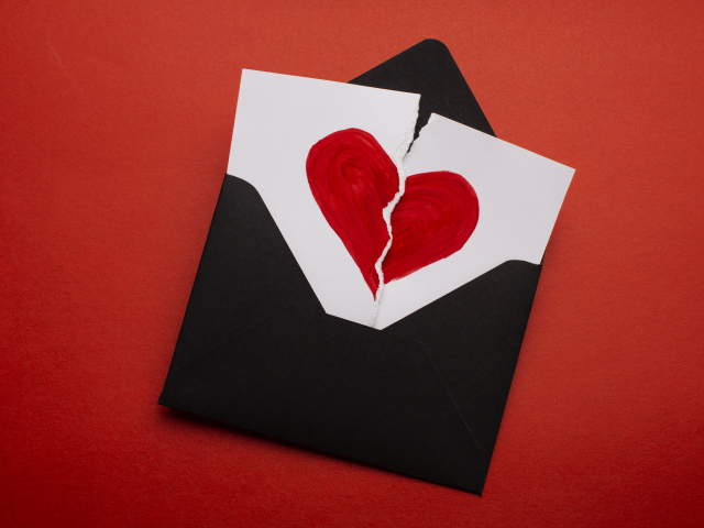 Черный конверт с нарисованным разбитым сердцем