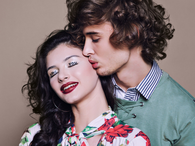 Влюбленные парень с девушкой с закрытыми глазами