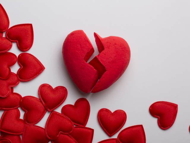 Разбитое сердце с маленькими красными сердечками