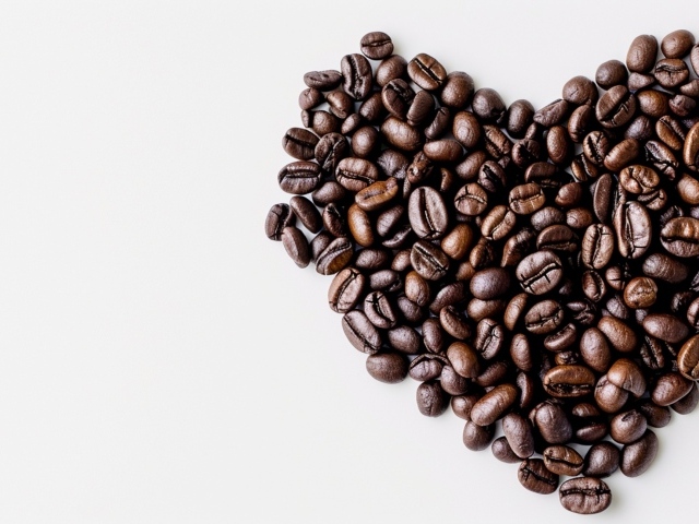Сердце из кофейных зерен на белом фоне