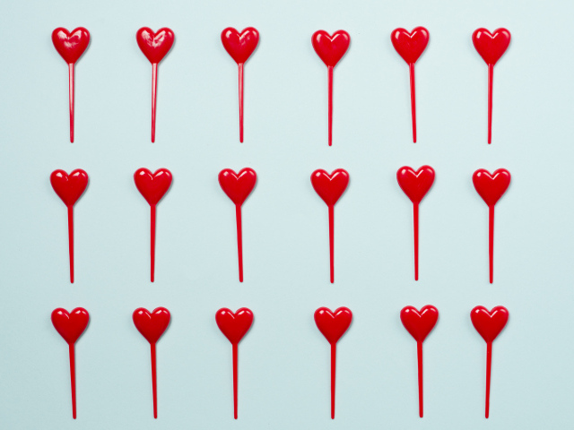 Сердечки на палочке на голубом фоне