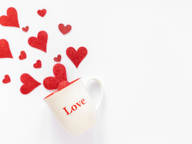 Кружка с надписью любовь с красными сердечками на белом фоне