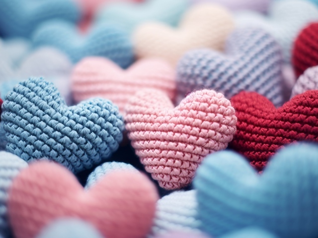 Разноцветные вязаные сердечки
