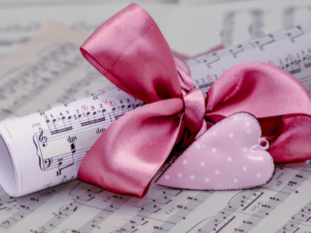 Ноты с бантом и красным сердцем для любимой