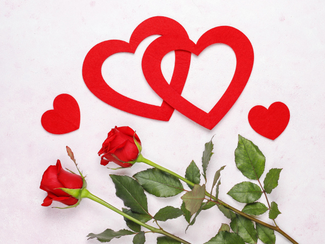 Бумажные сердечки с красными розами на белом фоне