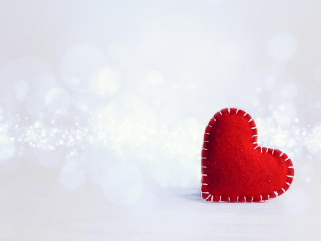 Красное тканевое сердце на сером фоне