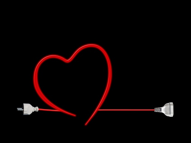 Красное сердце из провода на черном фоне