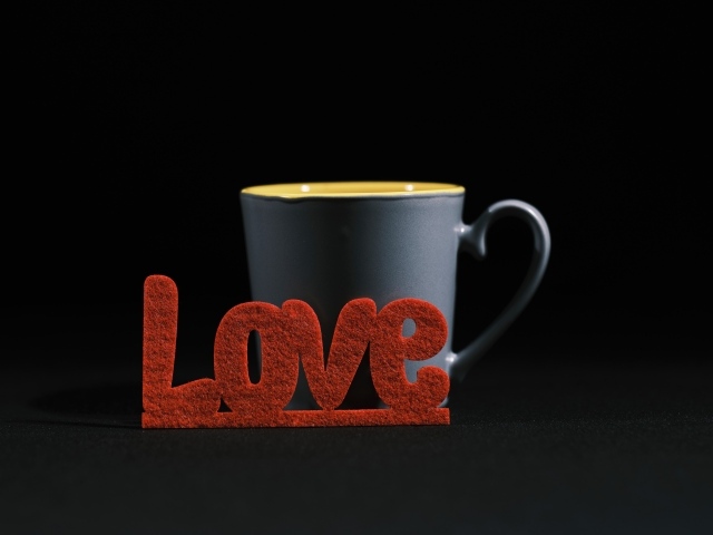 Красная надпись любовь с чашкой кофе