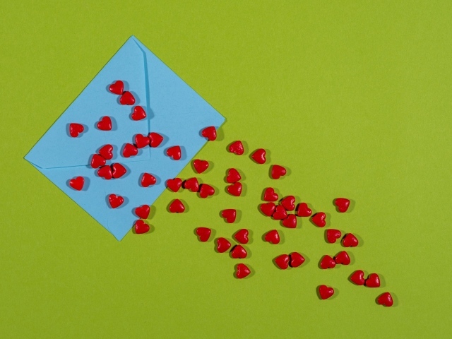 Маленькие сердечки с голубым конвертом