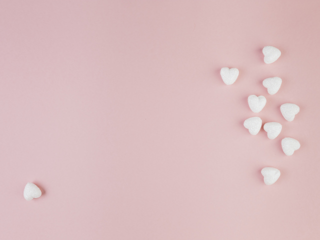Маленькие белые сердечки на розовом фоне