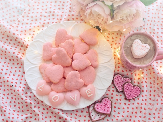 Сладкое розовое печенье в форме сердца для любимой