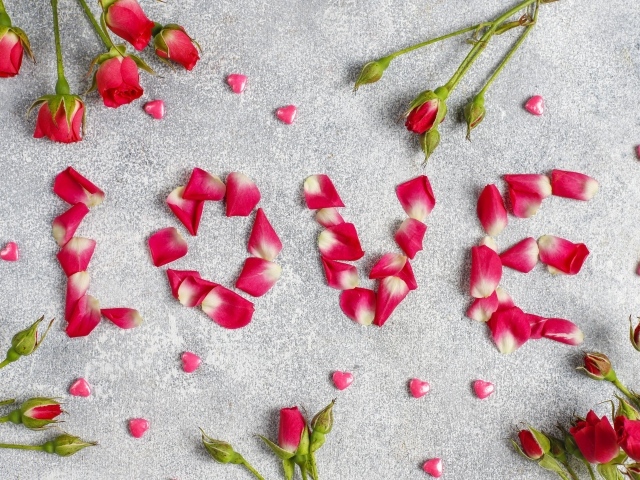 Надпись любовь из лепестков розы
