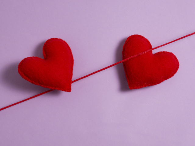 Два сердечка на красной нити