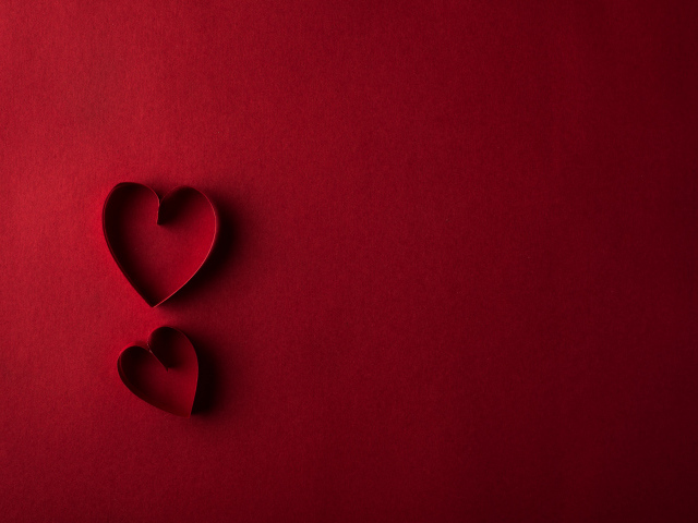 Два бумажных сердца на красном фоне, шаблон для открытки