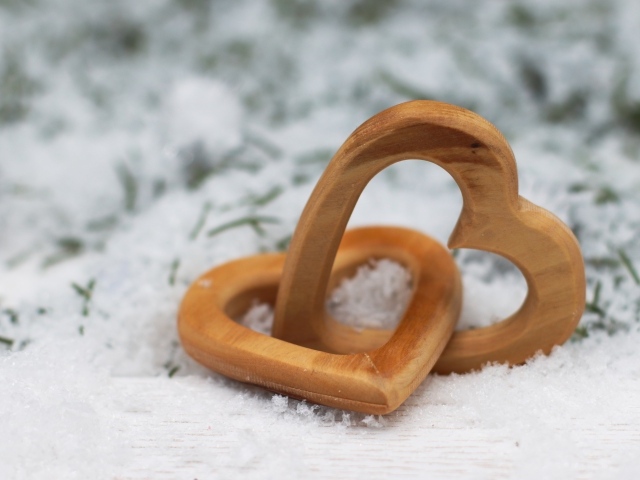 Два деревянных сердца на снегу