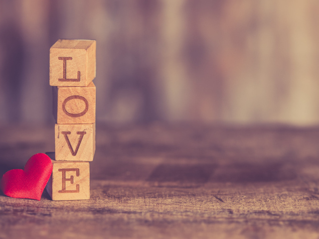 Деревянные кубики с надписью любовь с красным маленьким сердечком