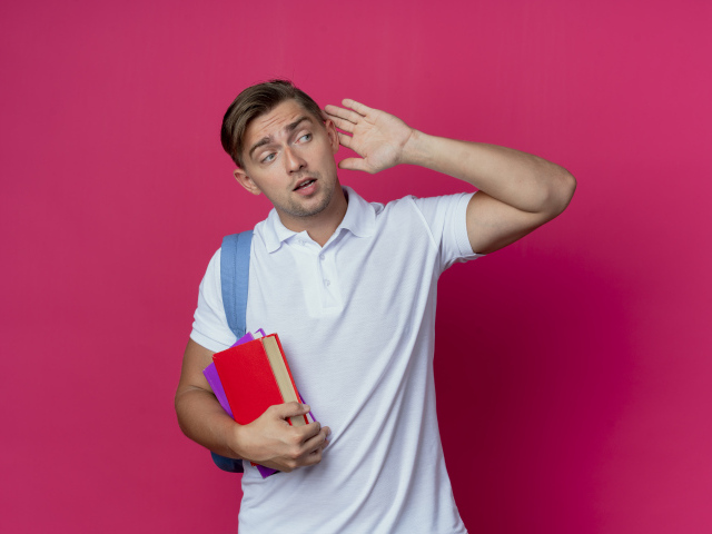 Парень с книгами в руке на красном фоне