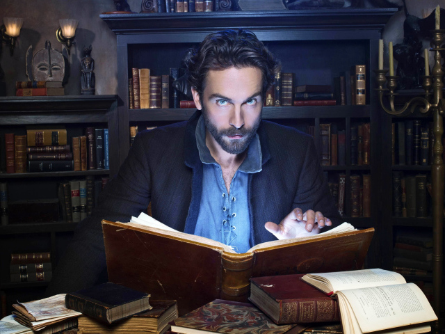 Мужчина с книгой в библиотеке