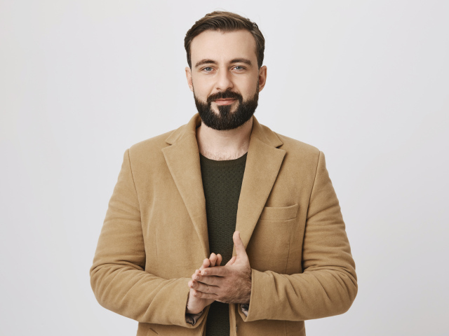 Стильный мужчина в коричневом пиджаке