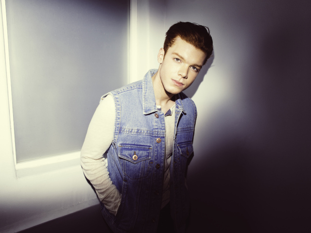 Актер Камерон Монахэн в комнате