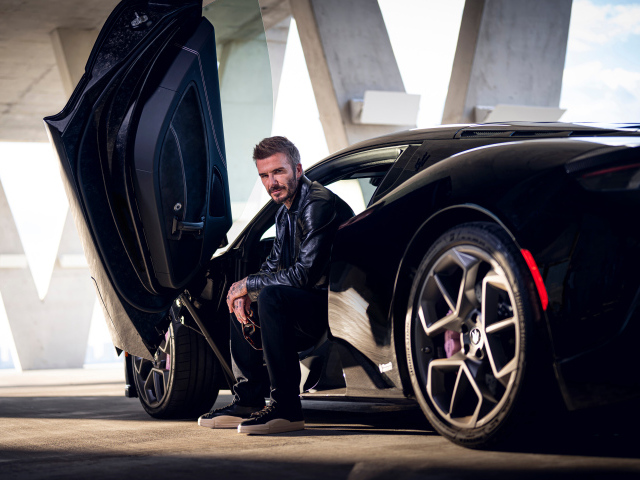 Дэвид Бекхэм сидит в автомобиле Maserati MC20 Coupé Fuoriserie