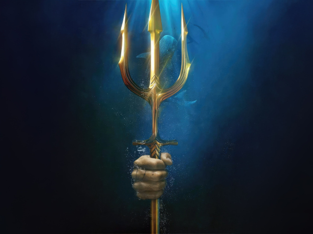 Трезубец Аквамена в руке