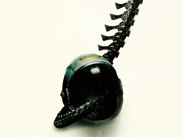 Шлем на белом фоне в фильме Чужой: Ромул, 2024