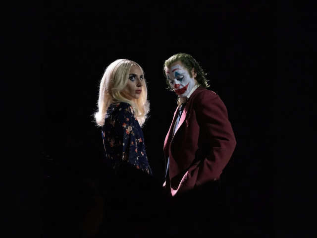 Главные герои фильма Джокер: Безумие на двоих на черном фоне