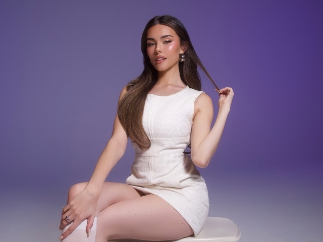 Американская певица Мэдисон Бир в белом платье