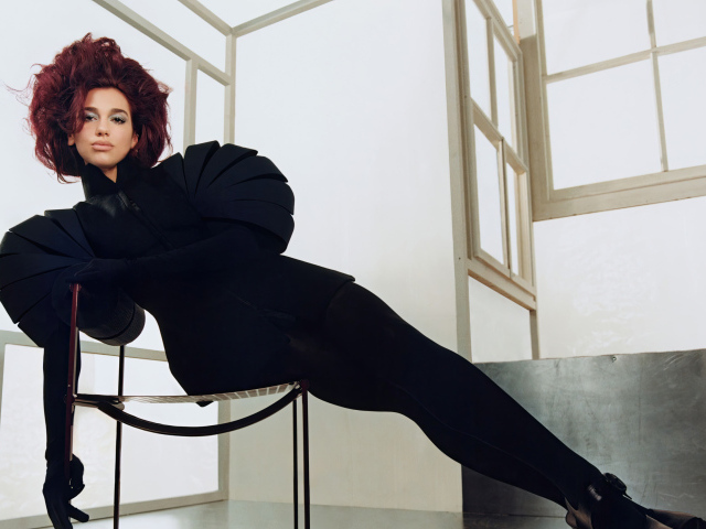 Красивое черное платье на певице Дуа Липа