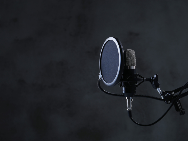 Черный микрофон с фильтром в студии