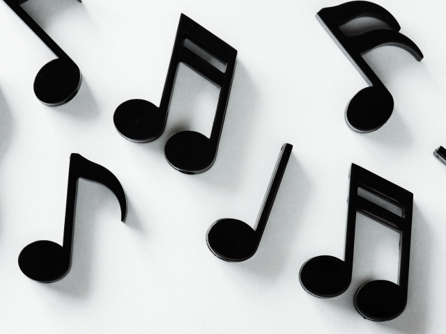 Черные ноты на белом фоне