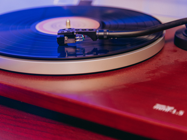 Черная пластинка на проигрывателе винила