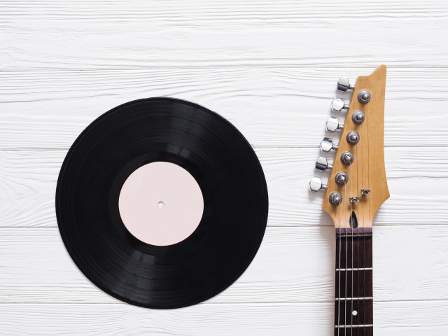 Черная виниловая пластинка и гитара