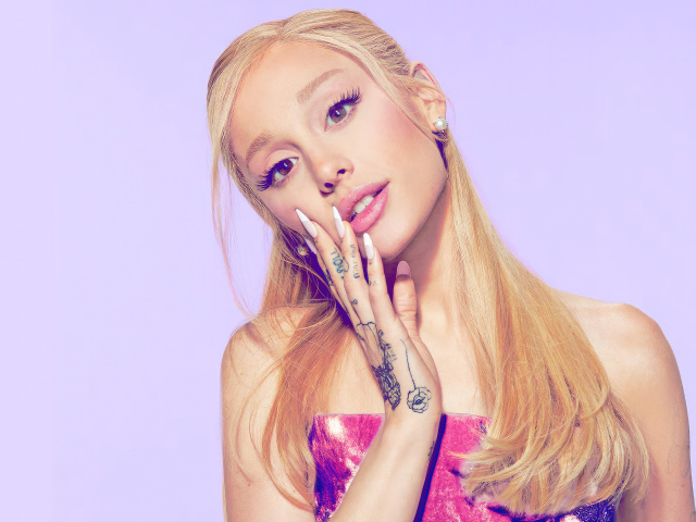 Кареглазая блондинка певица Ариана Гранде