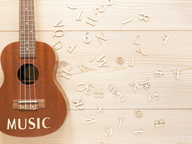 Гитара на столе с деревянными буквами